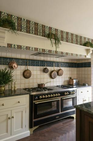 cozinha ornamentada de artes e ofícios com azulejos estampados