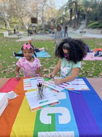 Dvaja hostia na Queer Family Picnic.