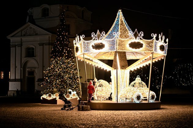 Idéias de luz de Natal com carrossel no jardim da frente
