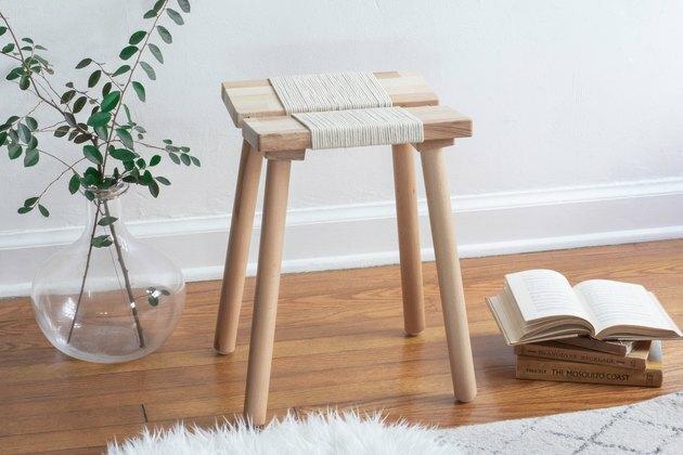 idéias de sala branca com banco de corda DIY