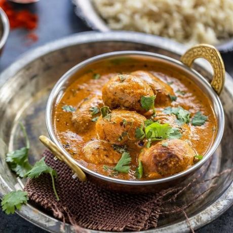 Virkite su „Manali Punjabi Dum Aloo“ sidabro dubenyje