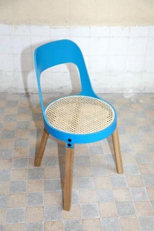 stolica s plavim obrisima