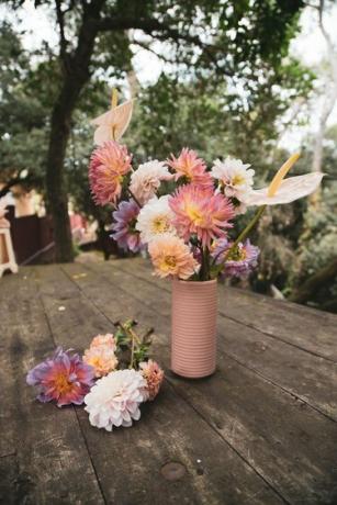 lyserød blomsterarrangement i lyserød vase