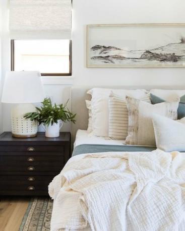 guļamistaba ar okeāna ainavu mākslu virs gultas