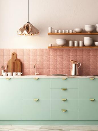 mintgroene keuken met rose gouden backsplash en open planken