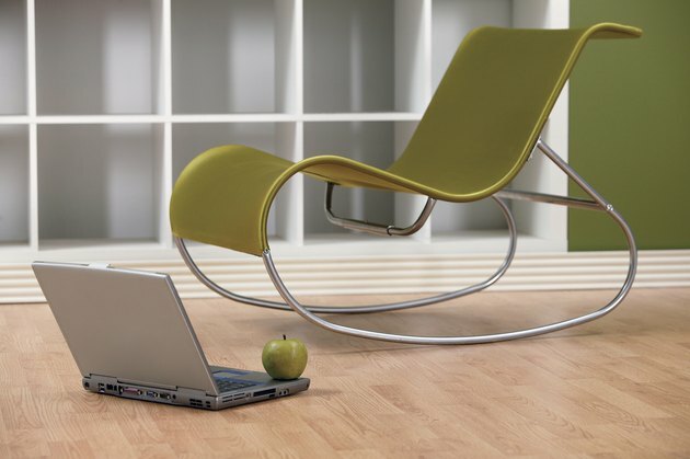 Modern szék laptop és alma