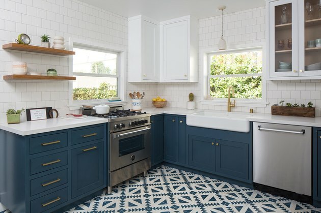 Idéia de azulejos de cozinha com armários azuis e estantes abertas