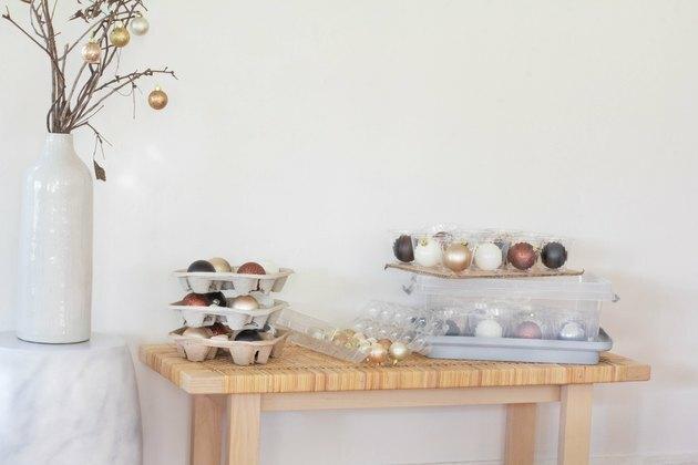 armazenamento de enfeites com mesa de recipientes cheia de enfeites redondos