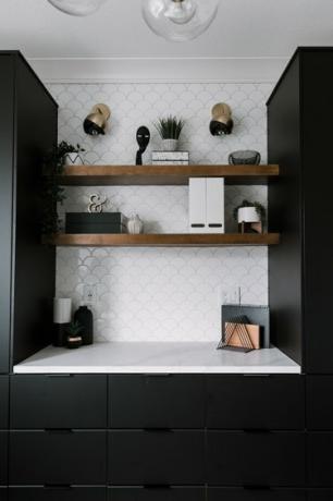 arandelas de parede contemporâneas pretas e latão em escritório preto e branco