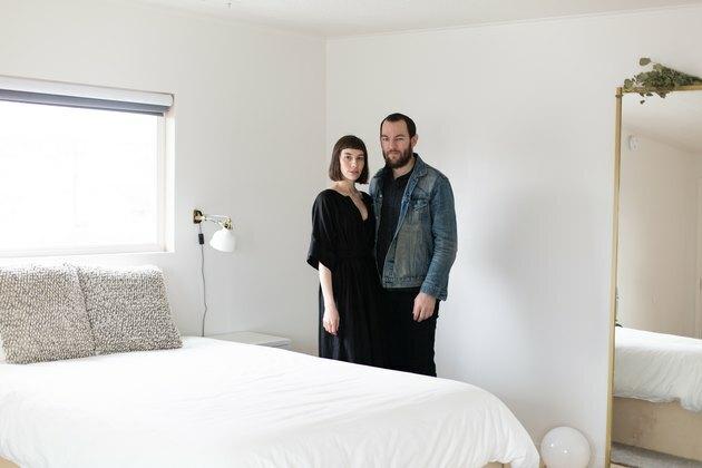 Peter et Kate dans leur studio invité baigné de lumière.