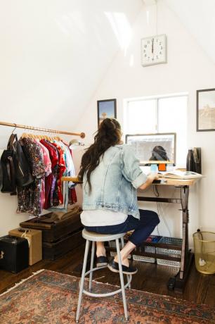 Staand bureau in een kastruimte met kledingrek, klok aan de muur, vloerkleed met Home Office Desk Ideas