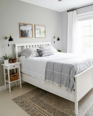 Idéia neutra de cama costeira com roupa de cama cinza e branca e paredes cinza
