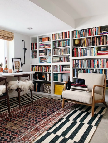 Namų biuras su įmontuota biblioteka nuo sienos iki sienos namų biure, kuriama namuose „Undecorated Home“