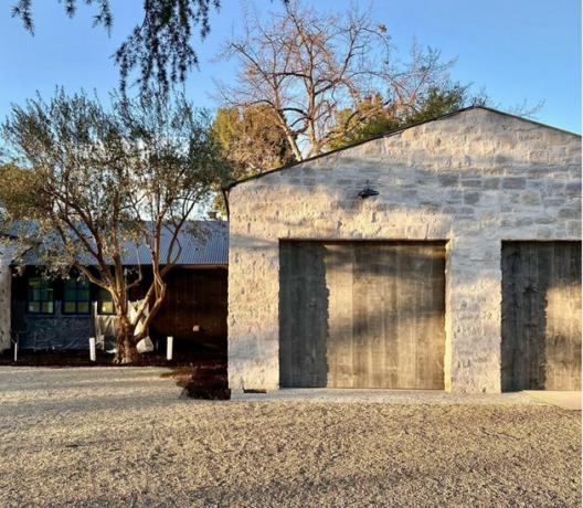 portas de garagem de madeira recuperada com exterior de pedra