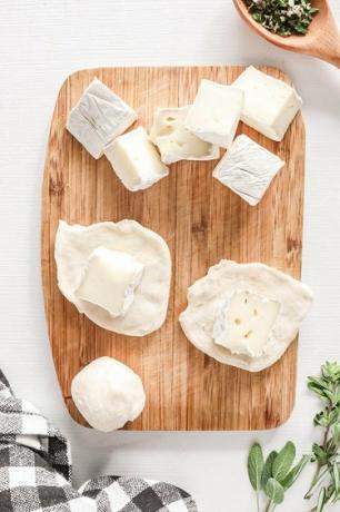Pedaços de brie embrulhados em massa de biscoito