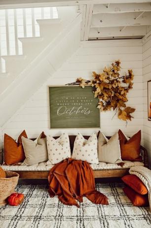 sob o recanto da escada com decoração de outono fazenda