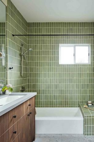 chuveiro contemporâneo com azulejos verdes colocados verticalmente