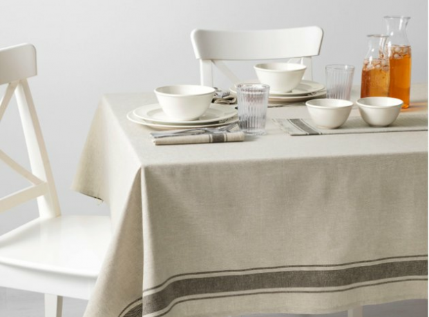 cena de jantar com cadeiras brancas e toalha de mesa branca