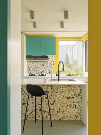 svijetla suvremena kuhinja s teraco i žutim zidovima