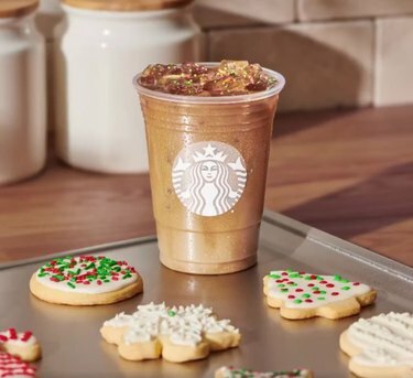 Starbucks Sugar Cookie Bademovo mlijeko Iced Latte sa šećernim kolačićima