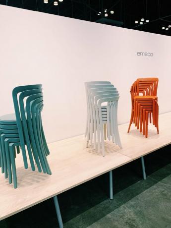 spalvingos „Emeco“ kėdės su kėdutėmis „ICFF 2019“