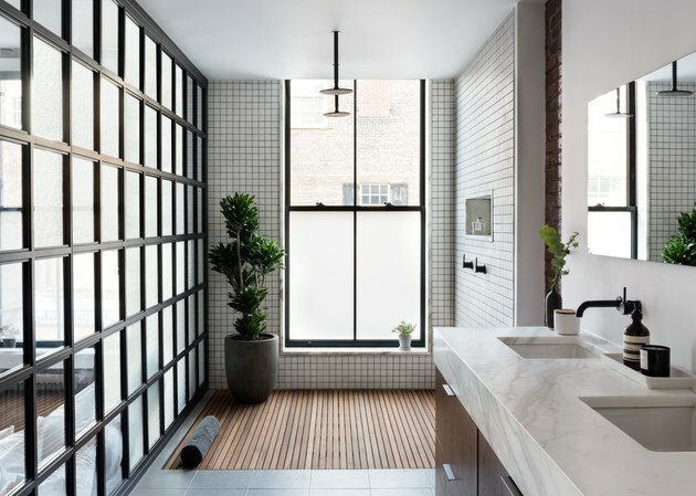 kamar mandi dengan shower terbuka dan dinding ubin
