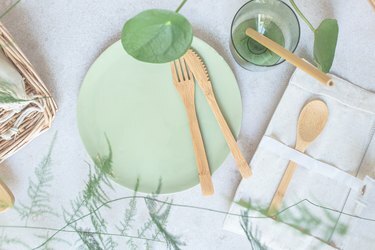 talheres e canudos ecologicamente corretos na mesa