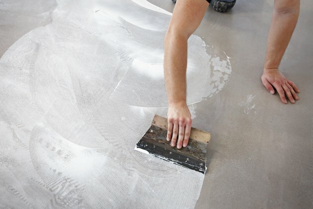 Trabajador haciendo pisos de vinilo