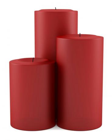 τρία κόκκινα κεριά που απομονώνονται σε λευκό φόντο