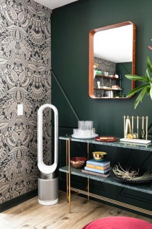 Idéias para decoração de parede de corredor em corredor com purificador de ar em quarto com paredes pintadas de verde e papel de parede e móveis minimalistas