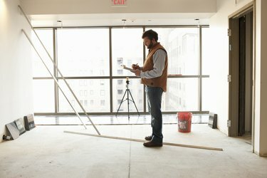 Foreman schrijven op klembord op bouwplaats