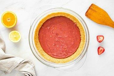 Crostata di cracker Graham con ripieno di fragole e agrumi