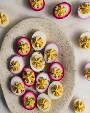 Et koselig kjøkken naturlig farget syltede deviled egg