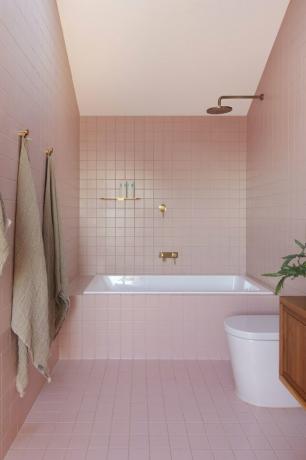 banheiro rosa coberto de azulejos rosa