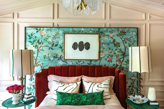 غرفة نوم مُصممة على طراز فن الآرت ديكو مع أنماط من الطبقات وجدارية جدارية زهرية