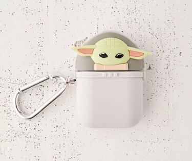 Urban Outfitters Disney The Child Baby Yoda AirPods -kotelo