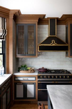 cozinha de artes e ofícios com backsplash azulejo branco
