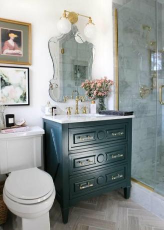 messinkinen turhamaisuusvalo ja sinivihreä turhamaisuus perinteisessä kylpyhuoneessa