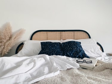 Brooklinen Mulberry silkkityynyliina sängyssä Celestialista