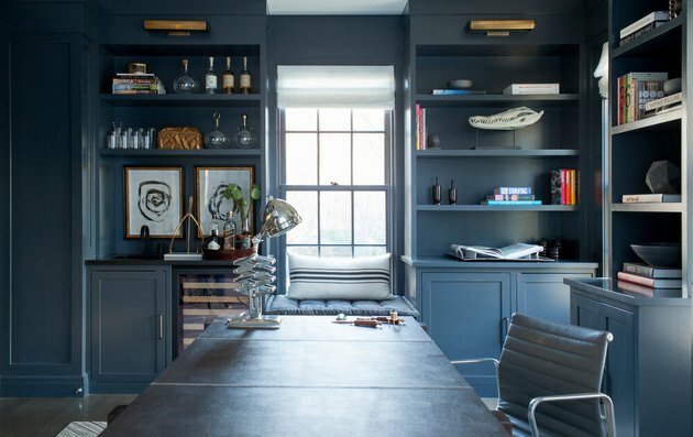 home office azul aço com embutidos e janela no meio da sala