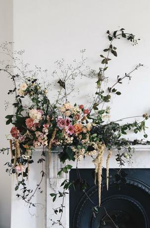 arranjo de flores de outono romântico sobre a lareira