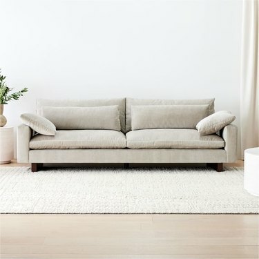 pilka sofa
