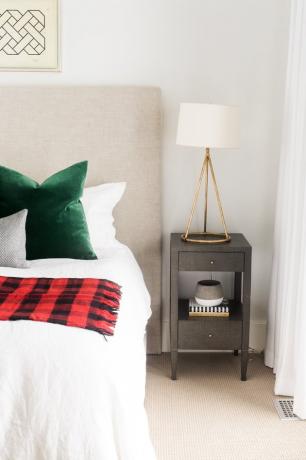 slaapkamer met rode en zwarte tartan plaid en groen fluwelen kussens