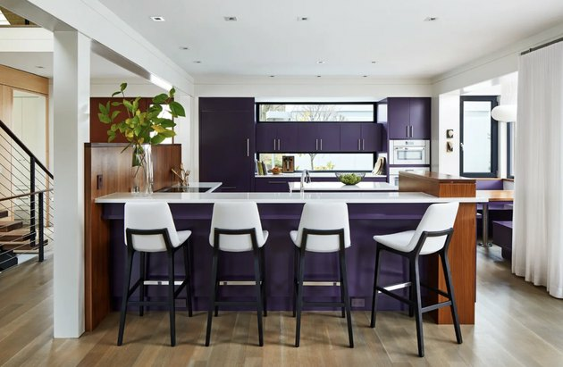 keuken met witte stoelen en aubergine koele kleuren op de kasten