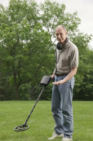 Hombre con detector de metales