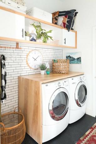 Idéias para pequenas lavanderias econômicas em uma lavanderia boho com bancada de compensado empilhada DIY