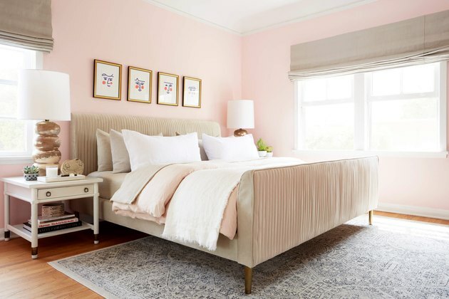 مخططات ألوان غرفة النوم التقليدية الوردية مع سرير منجد بيج وظلال رومانية