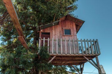 Treehouse gyerekeknek a kertben. Színház