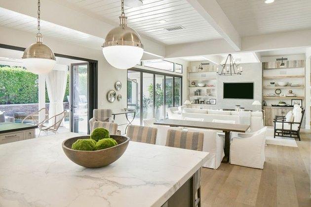 „Coastal Decor“ idėjos yra baltos „shiplap“ lubos