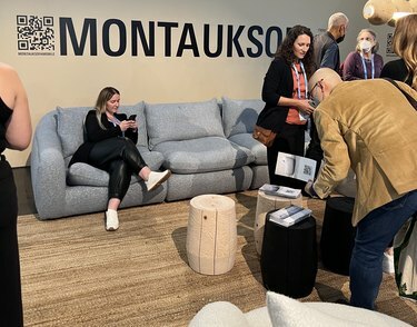 meble bouclé firmy Montauk Sofa na ICFF 2023